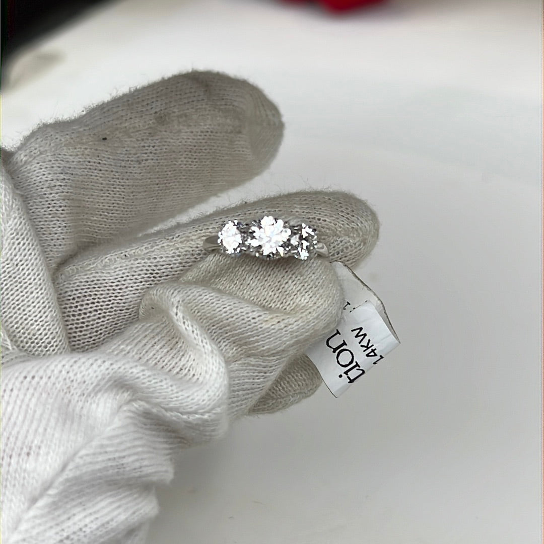 LG 1.01ctw Round Three Stone Diamond Ring